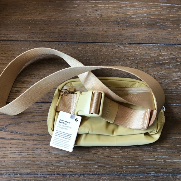 Lululemon NWT everywhere belt bag golden sand - Picture 6 of 6